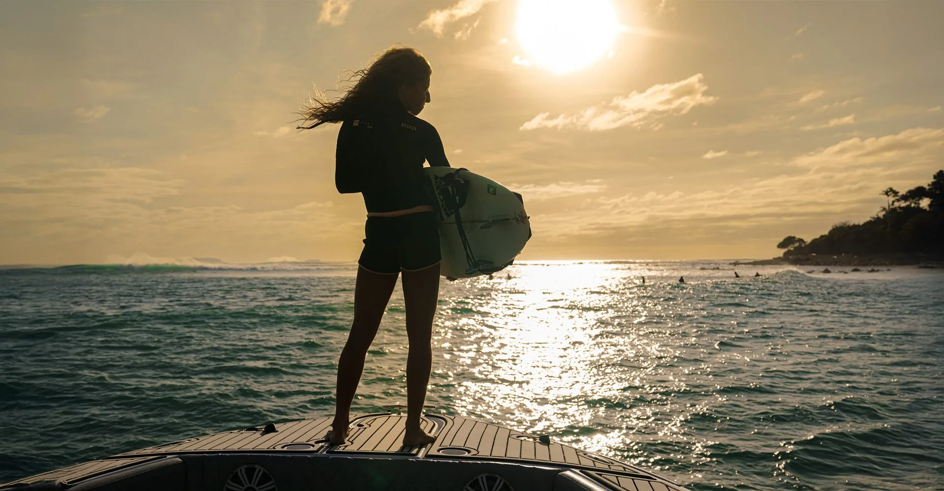 Surf instructor teaching beginner surf lessons with Surf Mexico Surf lesson in La Lancha with surf mexico - beginner and advanced