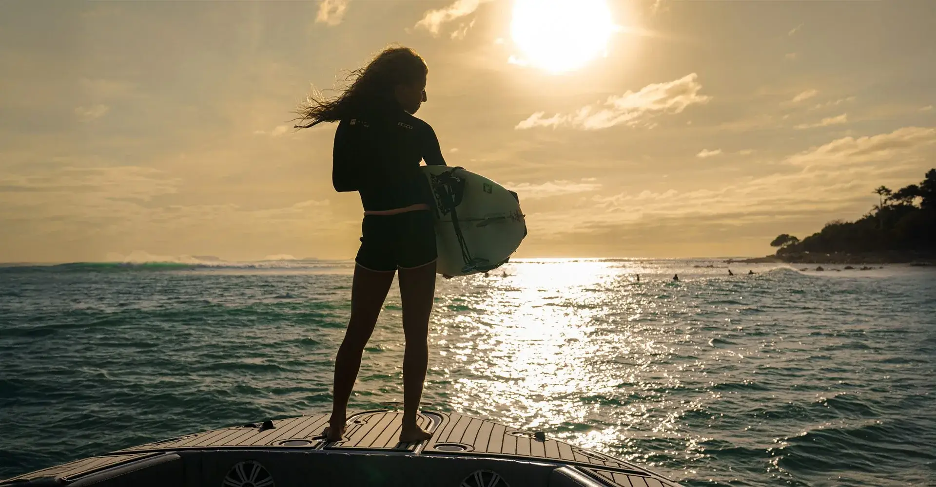 Surf instructor teaching beginner surf lessons with Surf Mexico Surf lesson in La Lancha with surf mexico - beginner and advanced